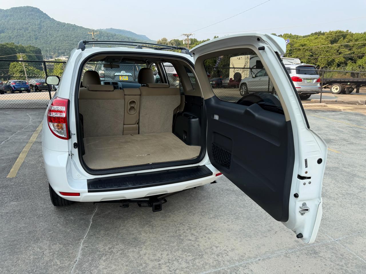 Toyota RAV4 Base V6 2WD 2009