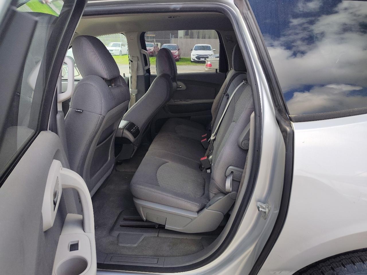 Chevrolet Traverse LS FWD w/PDC 2012