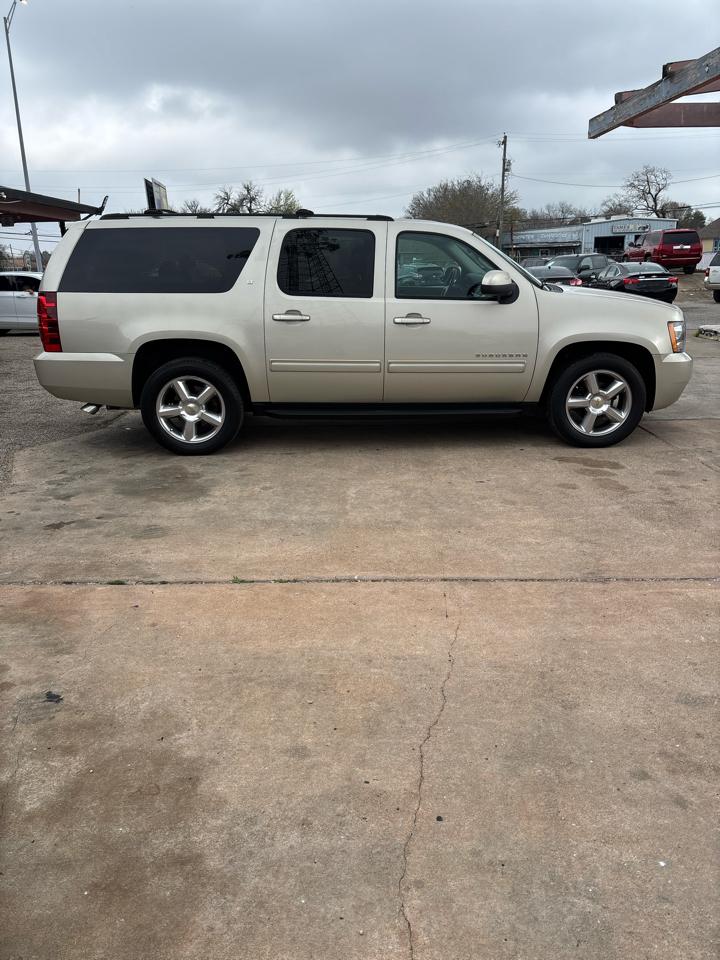 Chevrolet Suburban LT 1500 2WD 2014