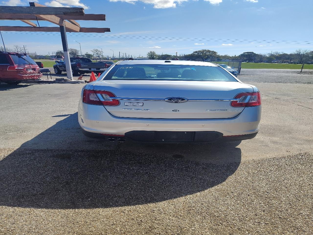 Ford Taurus Limited FWD 2011