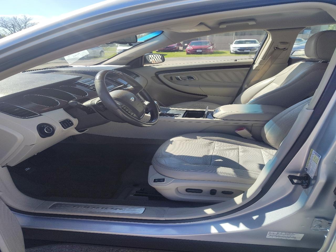 Ford Taurus Limited FWD 2011