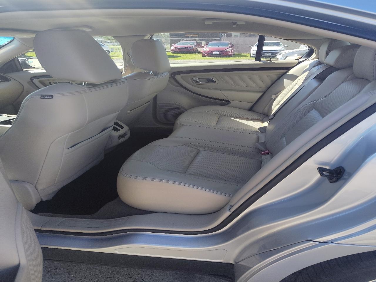 Ford Taurus Limited FWD 2011