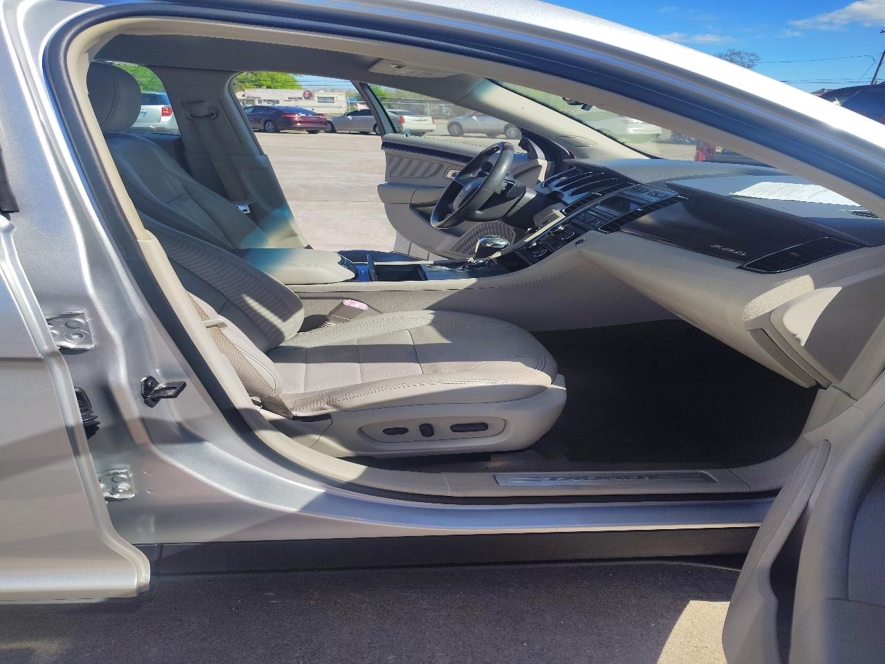 Ford Taurus Limited FWD 2011