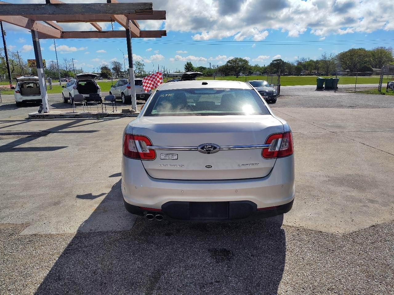 Ford Taurus Limited FWD 2011