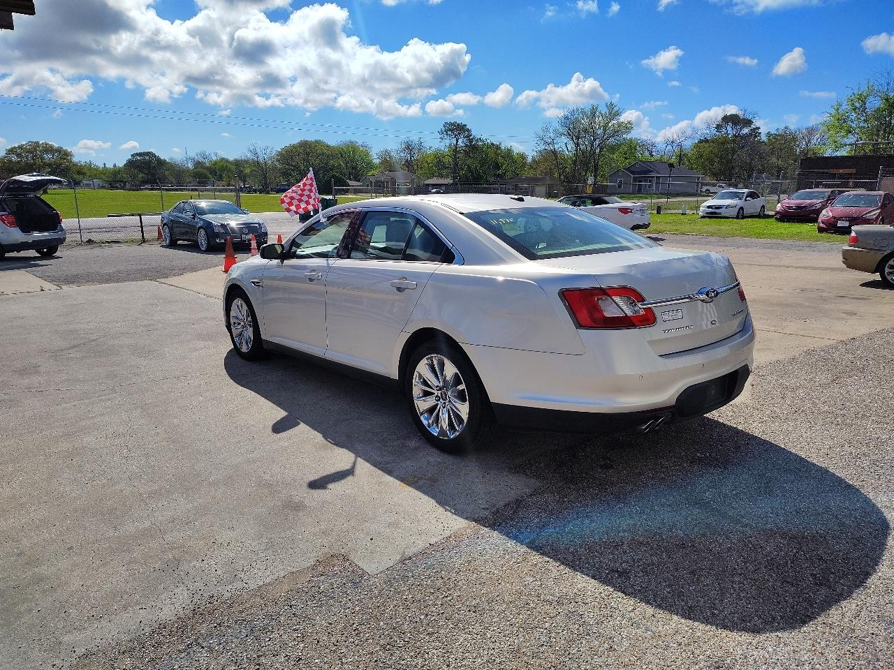 Ford Taurus Limited FWD 2011