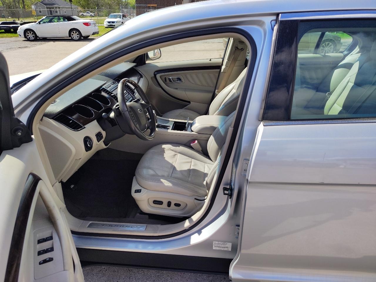 Ford Taurus Limited FWD 2011