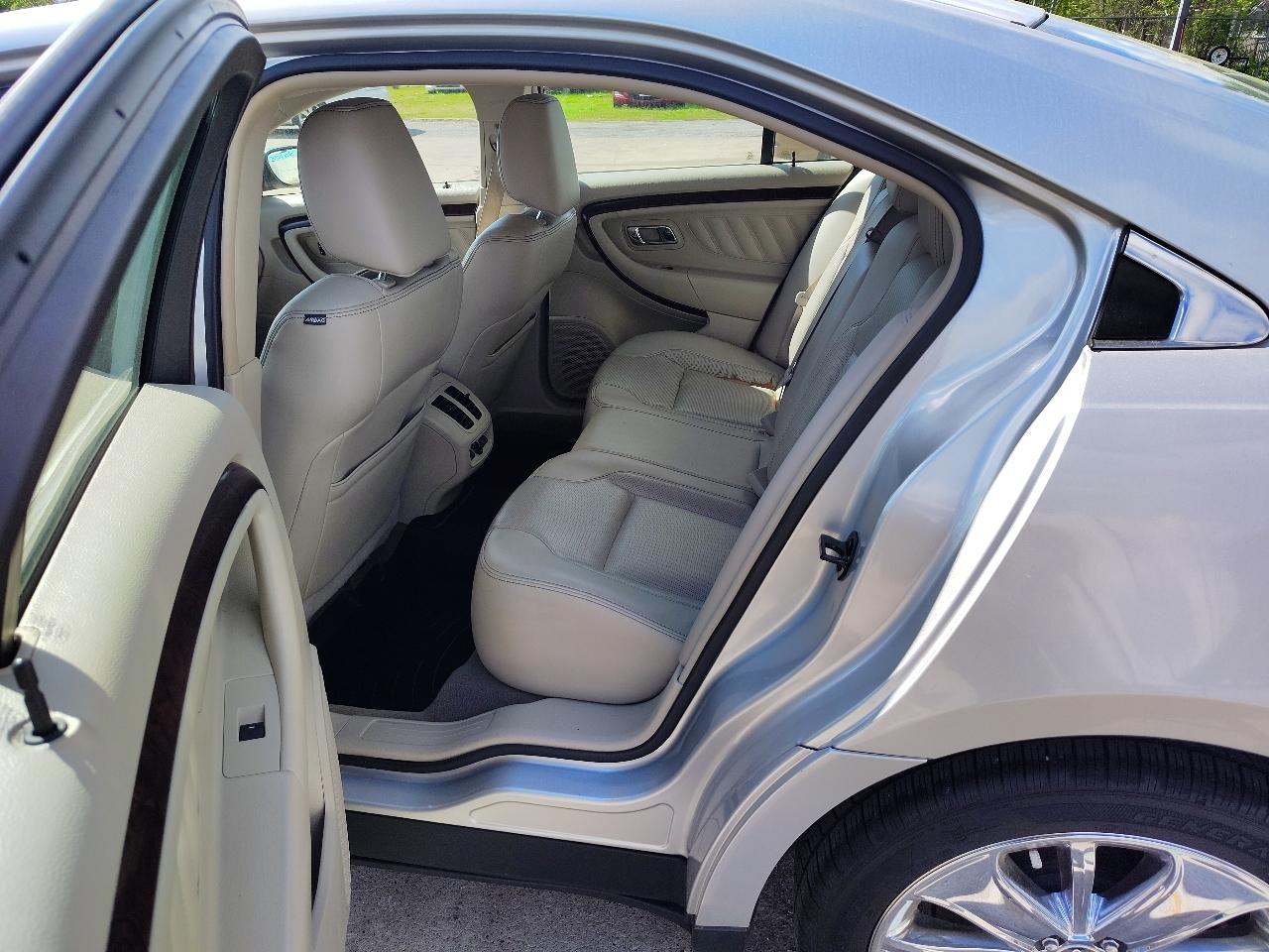 Ford Taurus Limited FWD 2011