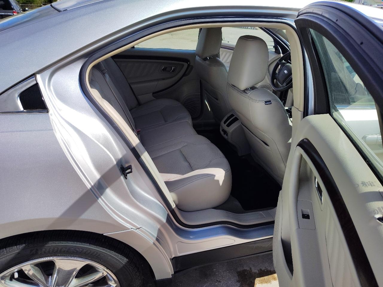 Ford Taurus Limited FWD 2011