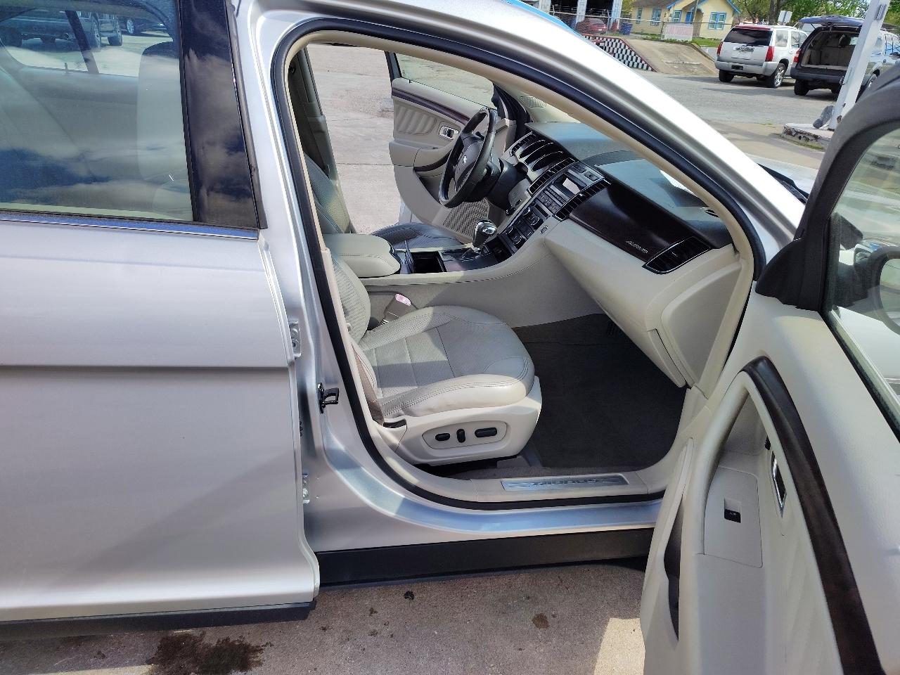 Ford Taurus Limited FWD 2011