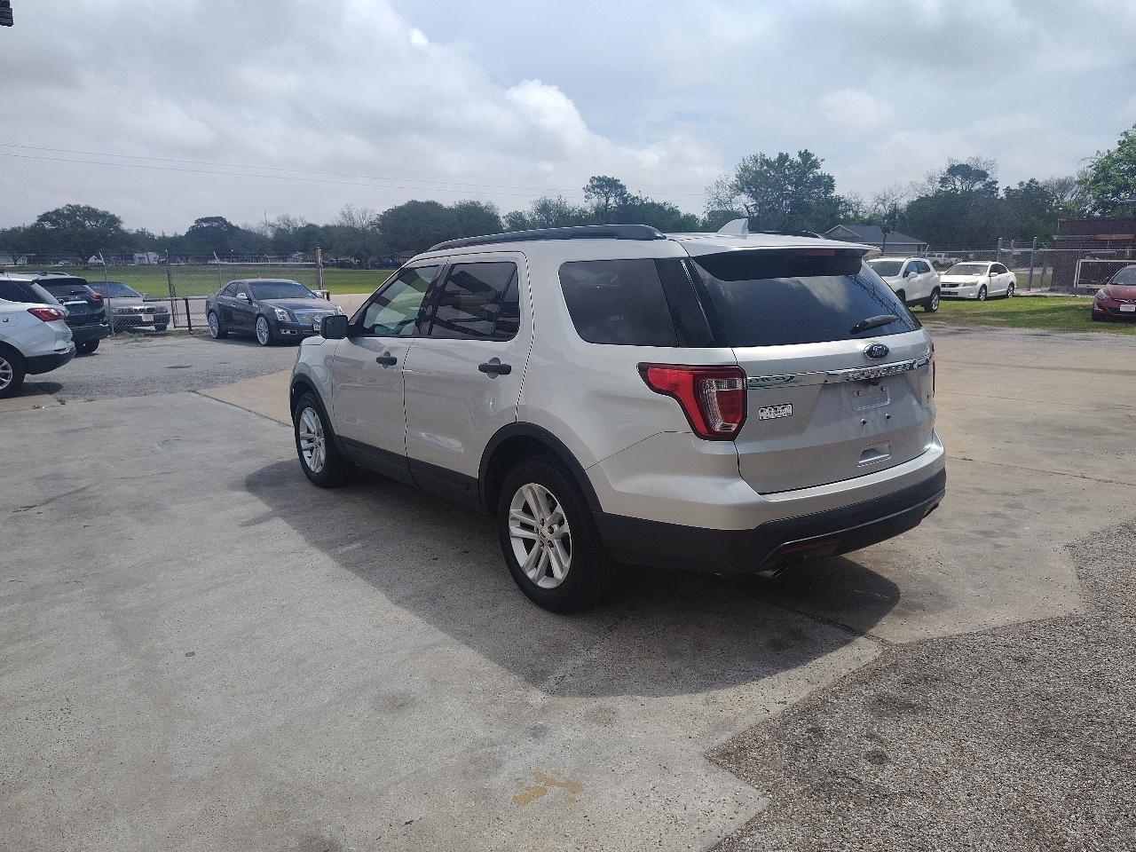 Ford Explorer Base FWD 2017