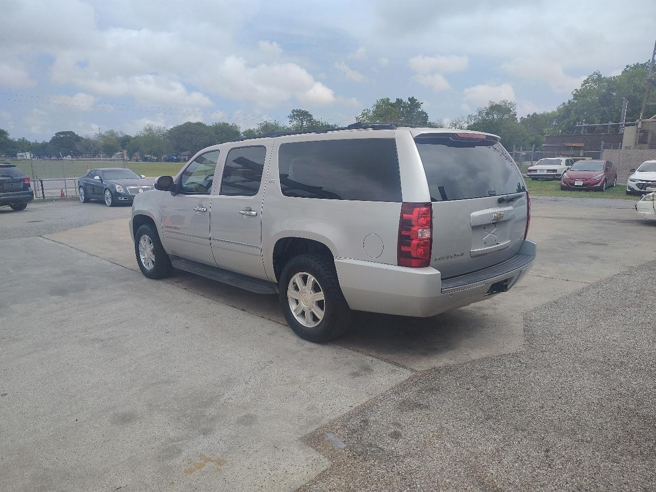 Chevrolet Suburban LTZ 1500 2WD 2011