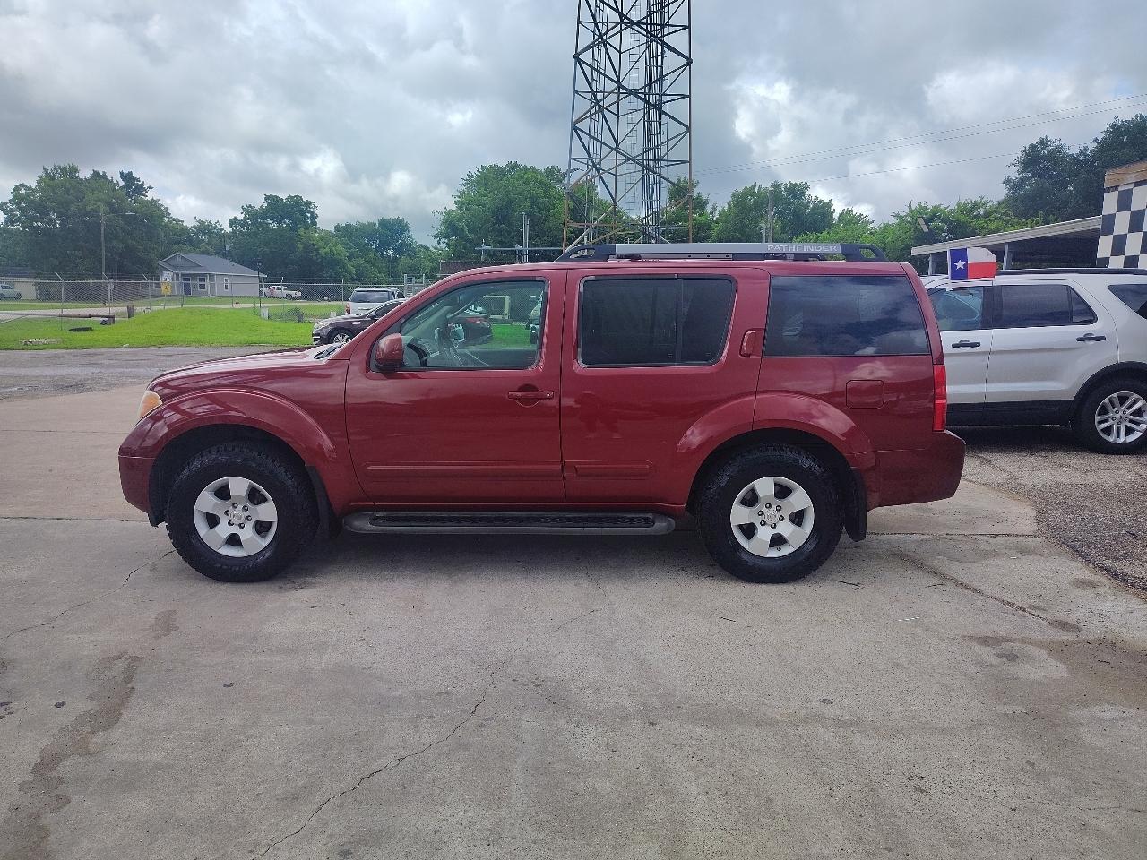 Nissan Pathfinder LE 2WD 2005