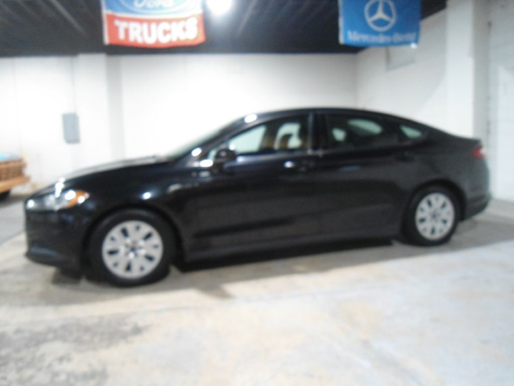 2013 Ford Fusion S's photo