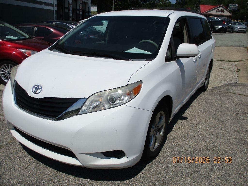 Toyota Sienna LE 8-Pass V6 2011