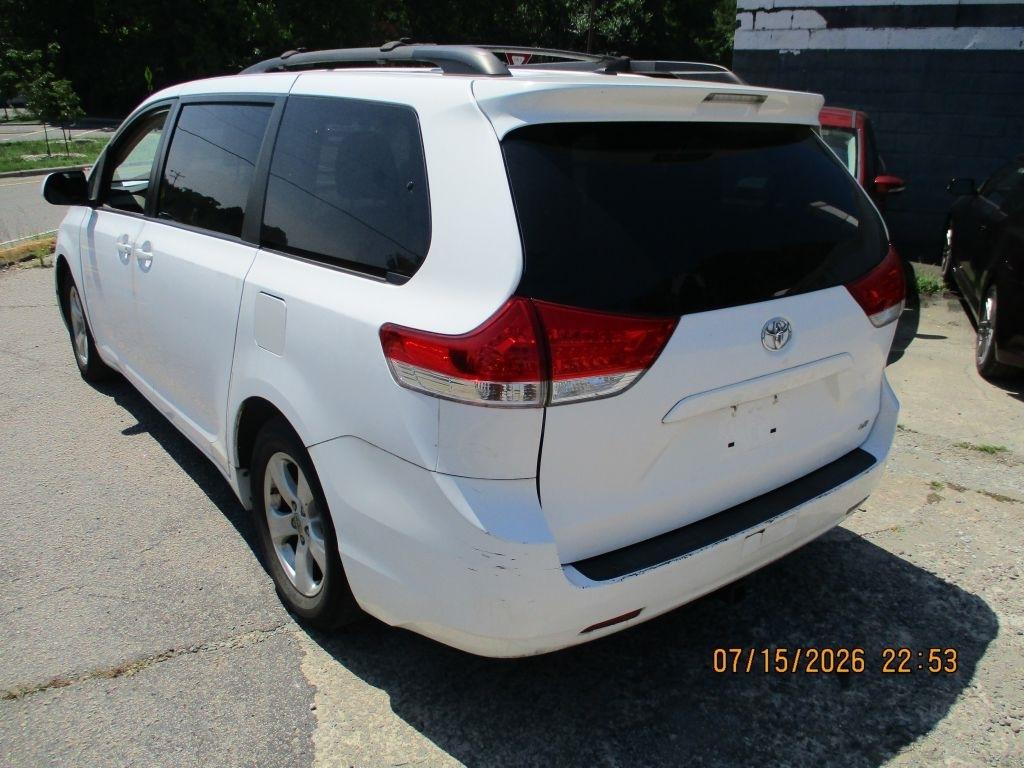 Toyota Sienna LE 8-Pass V6 2011