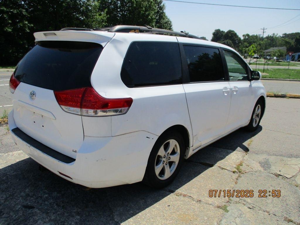 Toyota Sienna LE 8-Pass V6 2011