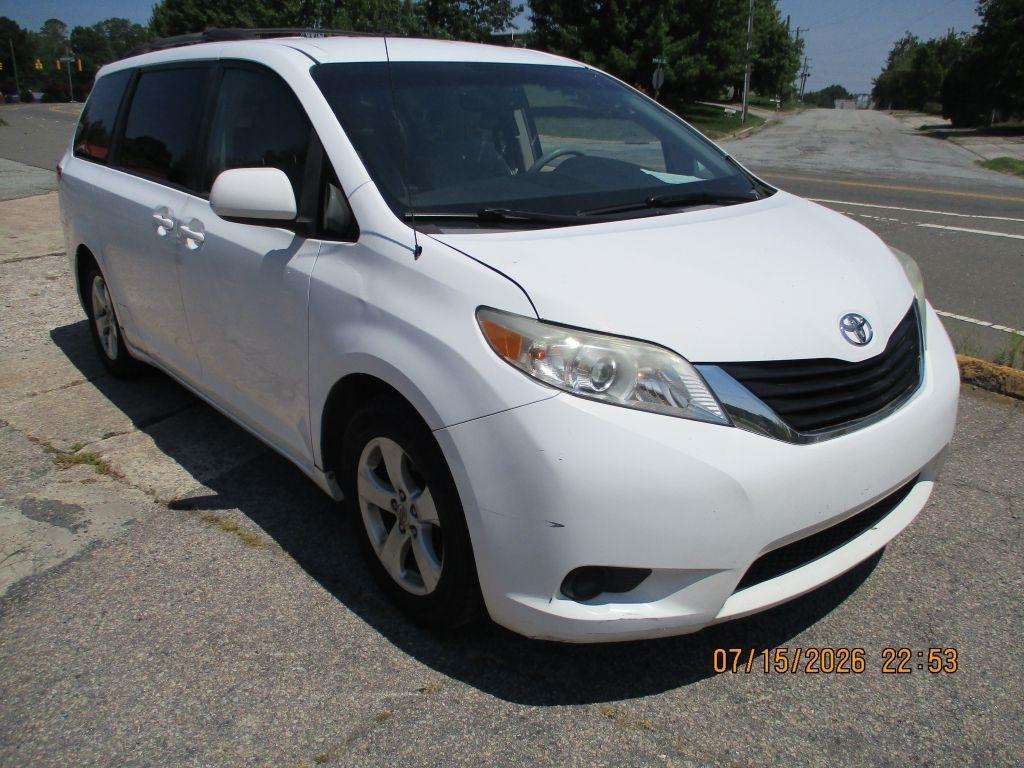 Toyota Sienna LE 8-Pass V6 2011