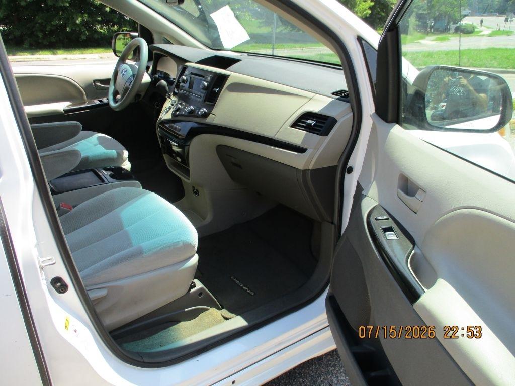 Toyota Sienna LE 8-Pass V6 2011