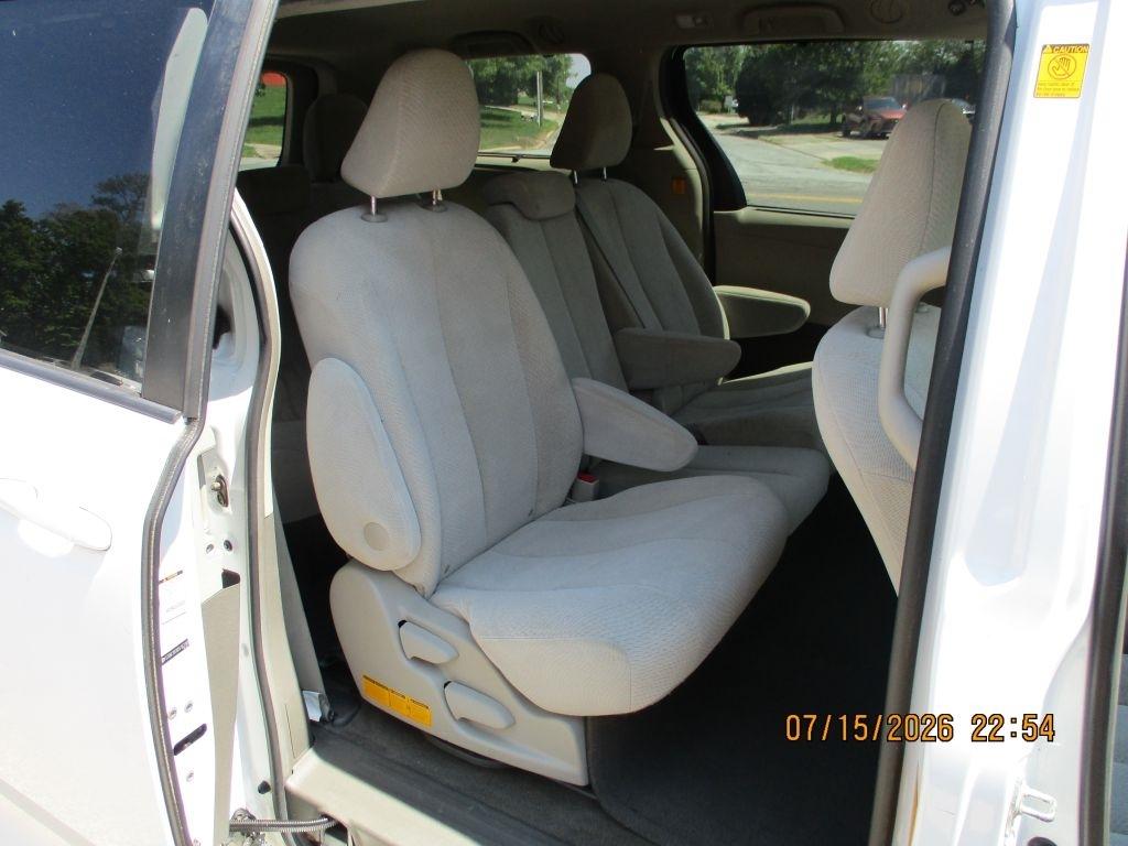 Toyota Sienna LE 8-Pass V6 2011