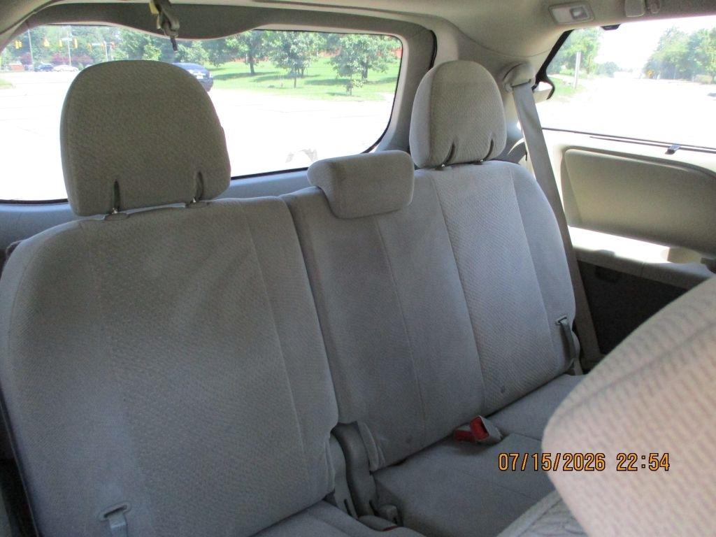 Toyota Sienna LE 8-Pass V6 2011