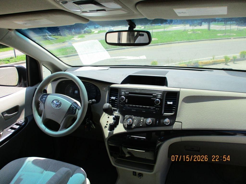 Toyota Sienna LE 8-Pass V6 2011