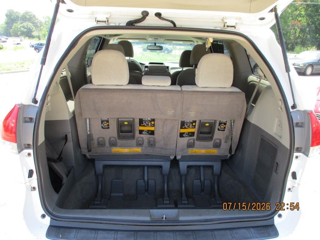 Toyota Sienna LE 8-Pass V6 2011
