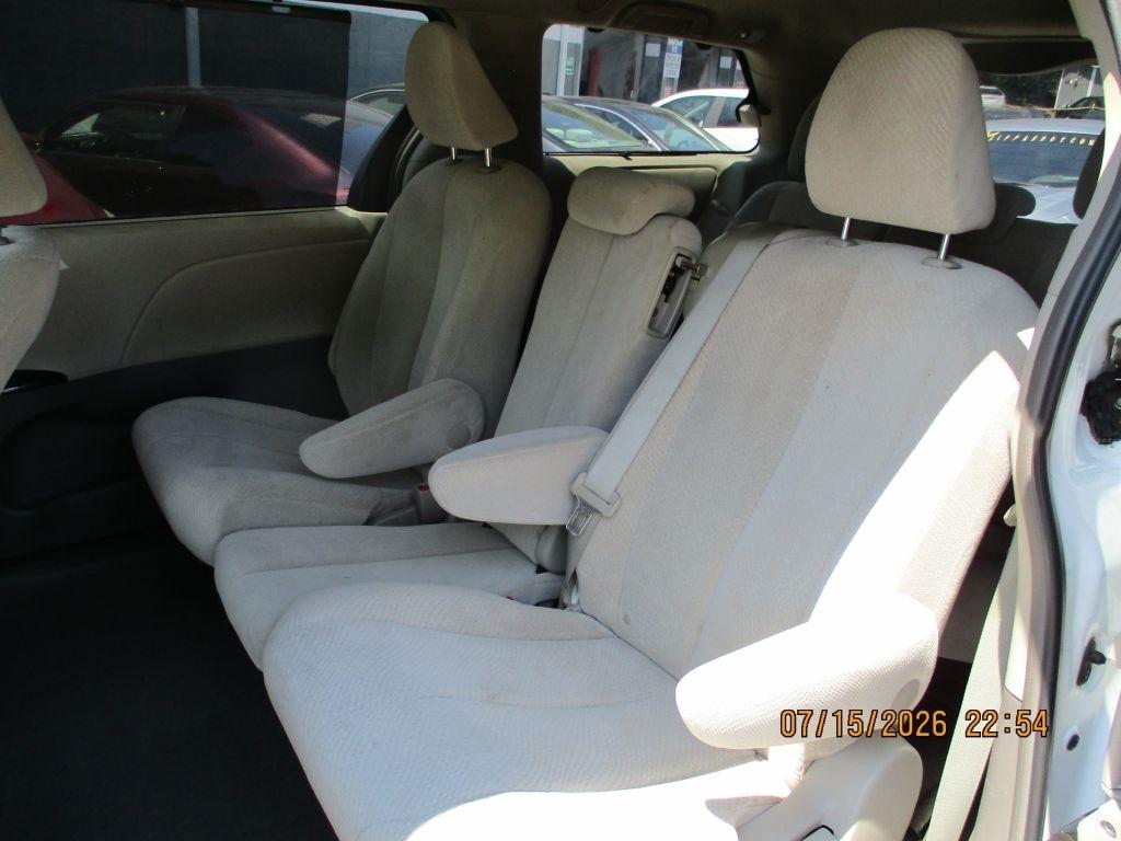 Toyota Sienna LE 8-Pass V6 2011