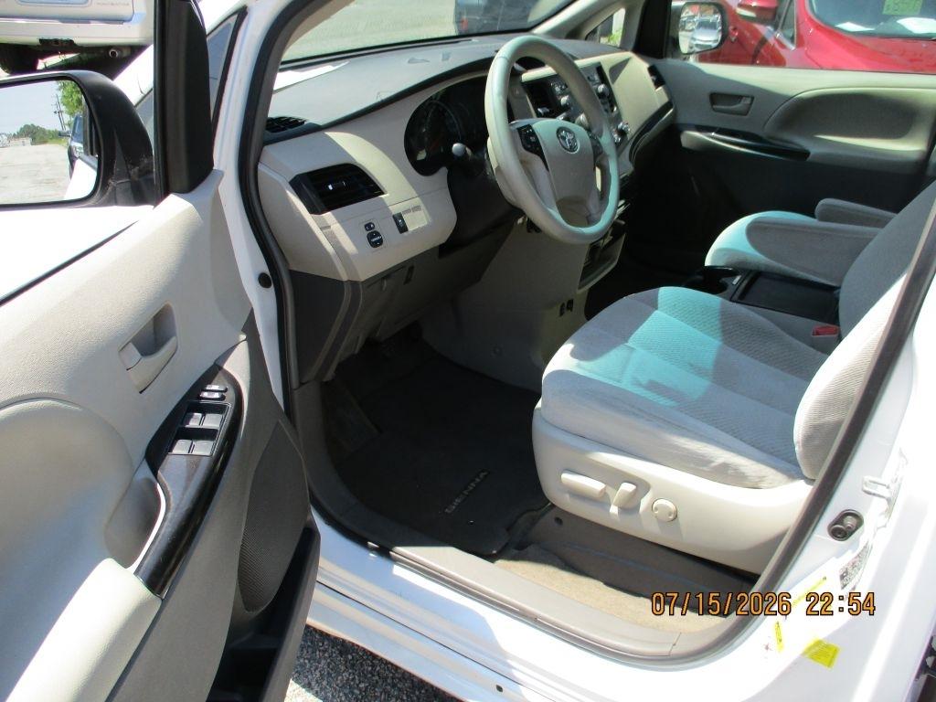 Toyota Sienna LE 8-Pass V6 2011
