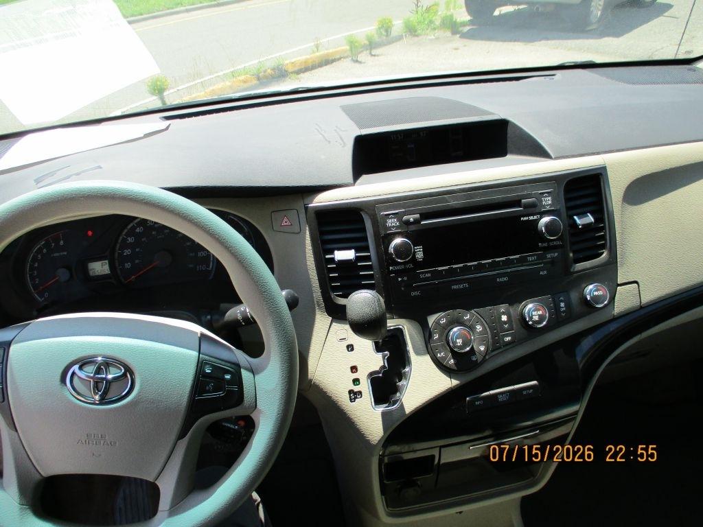 Toyota Sienna LE 8-Pass V6 2011