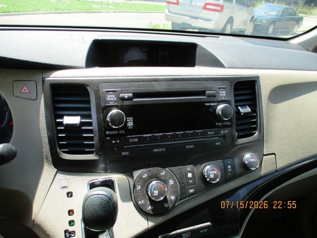 Toyota Sienna LE 8-Pass V6 2011
