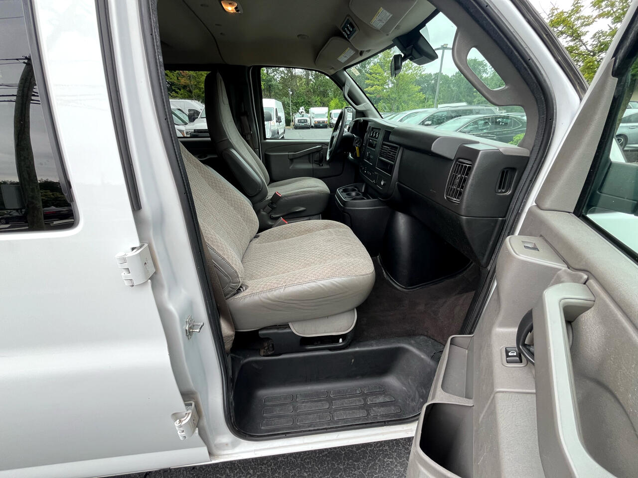 Chevrolet Express Passenger RWD 3500 155" LT 2020