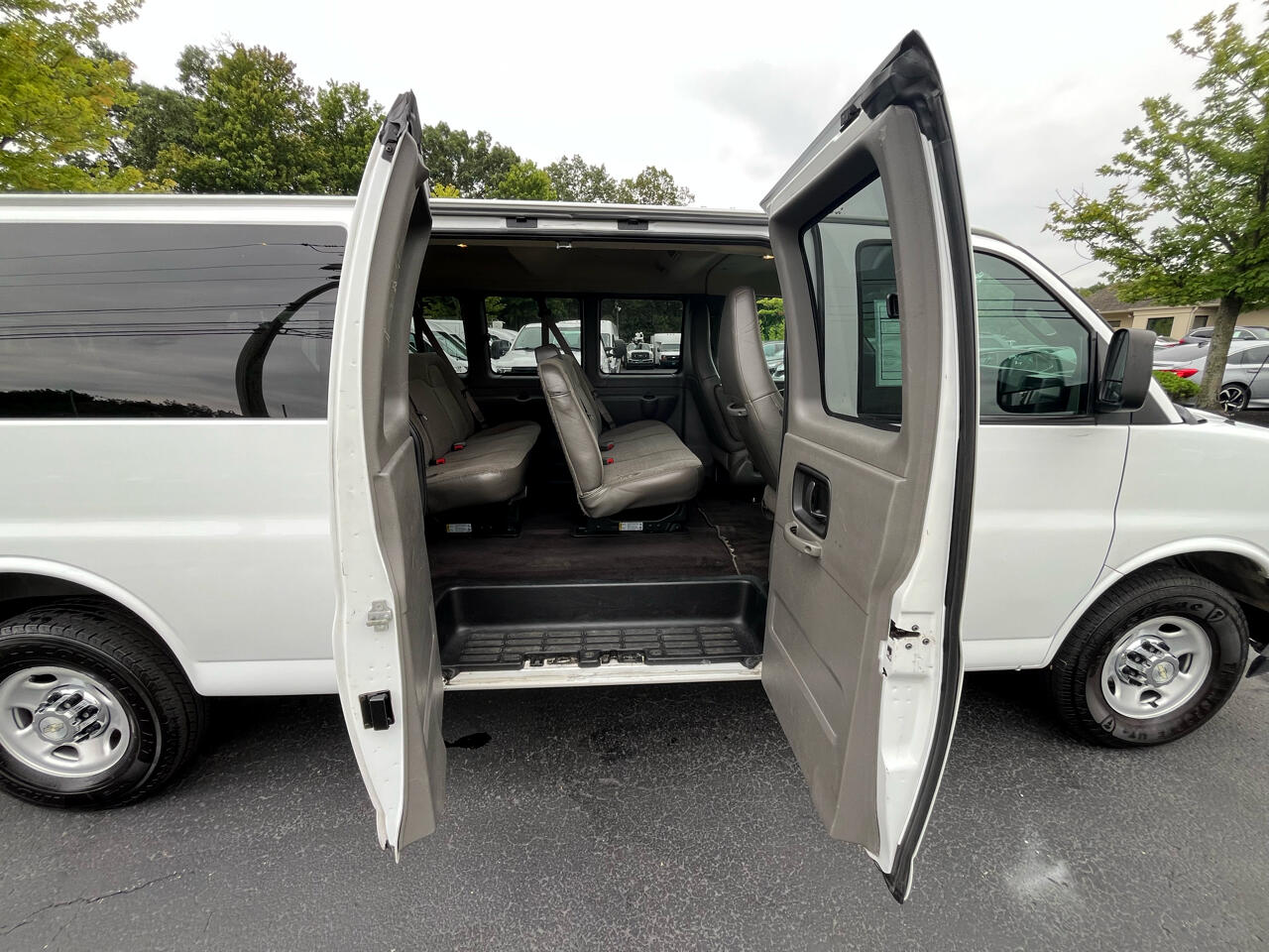 Chevrolet Express Passenger RWD 3500 155" LT 2020