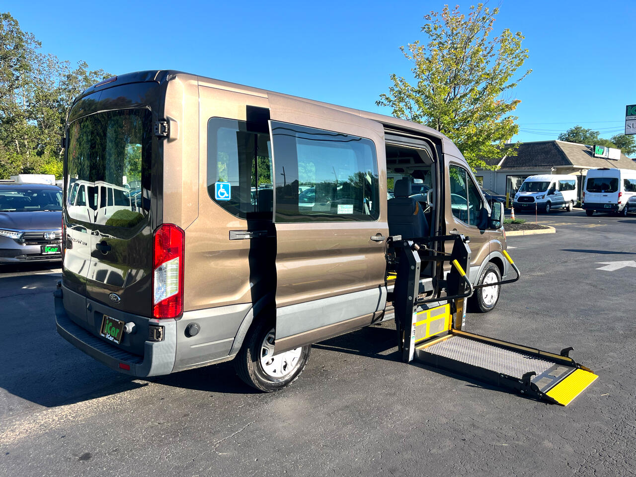 Ford Transit Wagon T-350 148" Med Roof XL Sliding RH Dr 2017