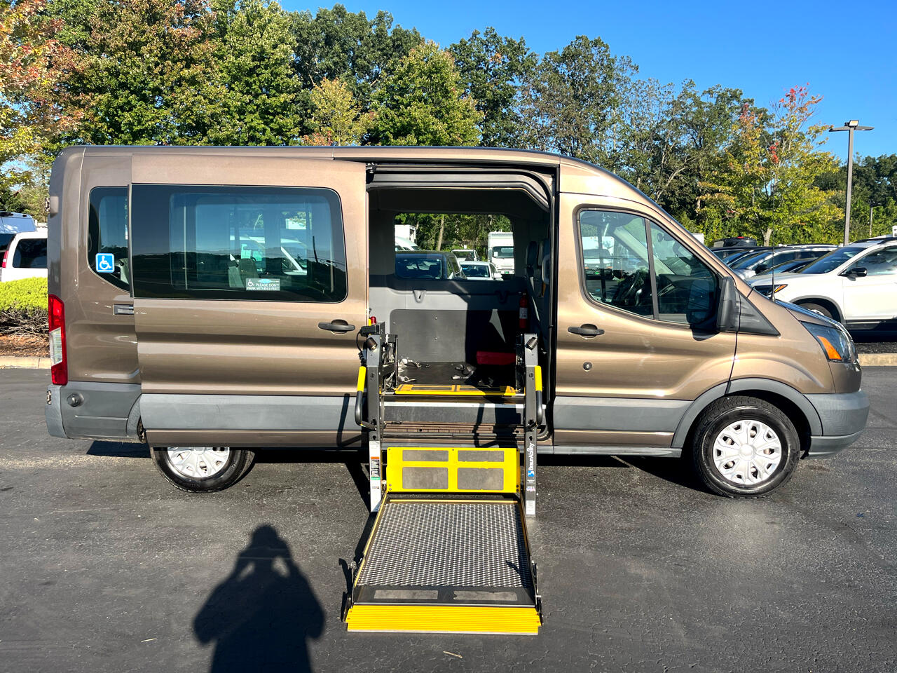 Ford Transit Wagon T-350 148" Med Roof XL Sliding RH Dr 2017