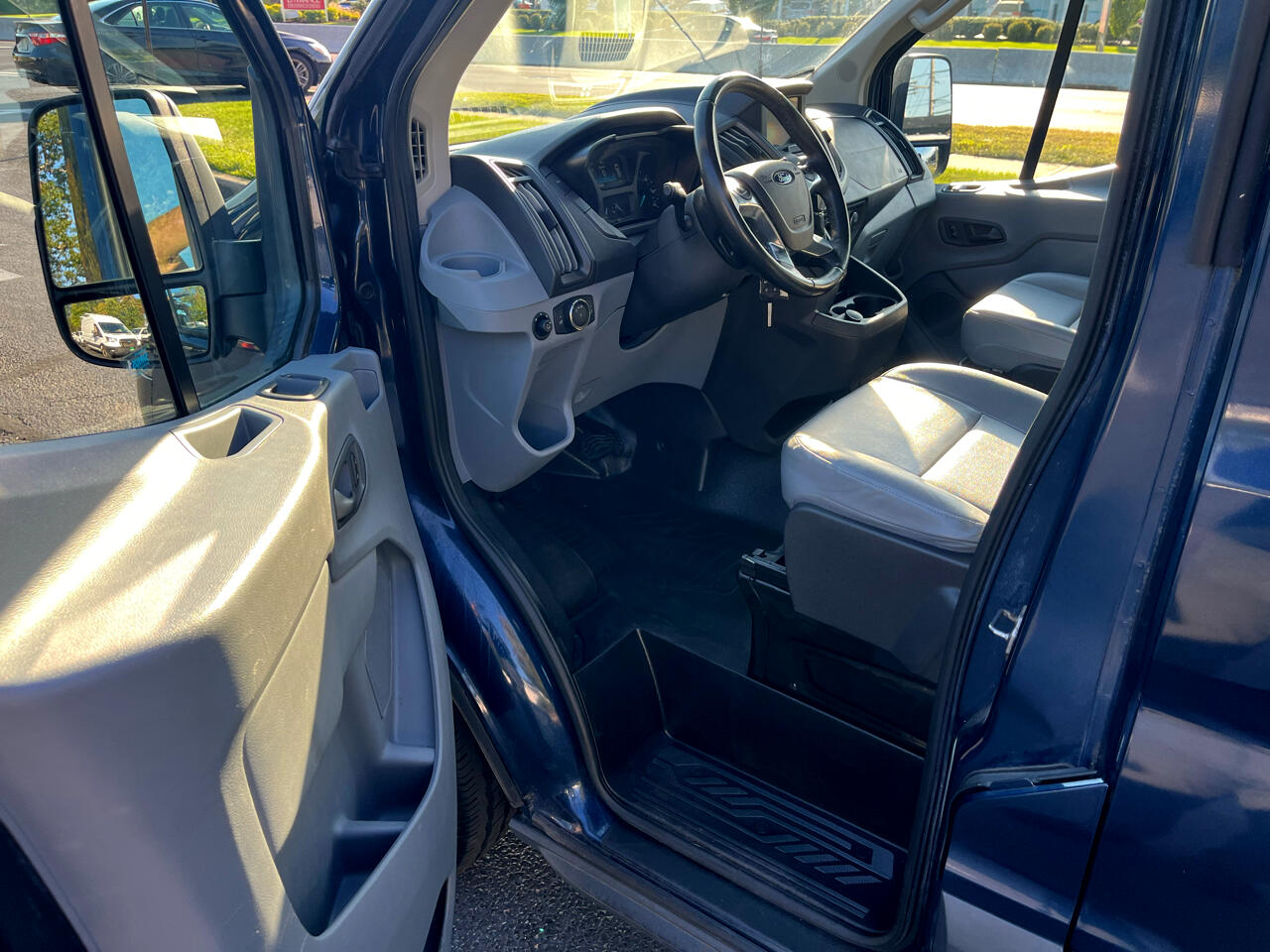 Ford Transit Wagon T-350 148" Med Roof XL Sliding RH Dr 2017