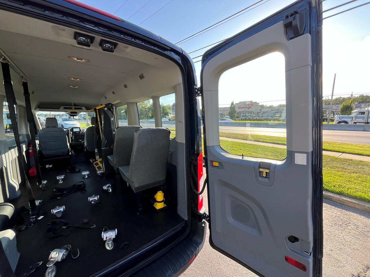 Ford Transit Wagon T-350 148" Med Roof XL Sliding RH Dr 2017