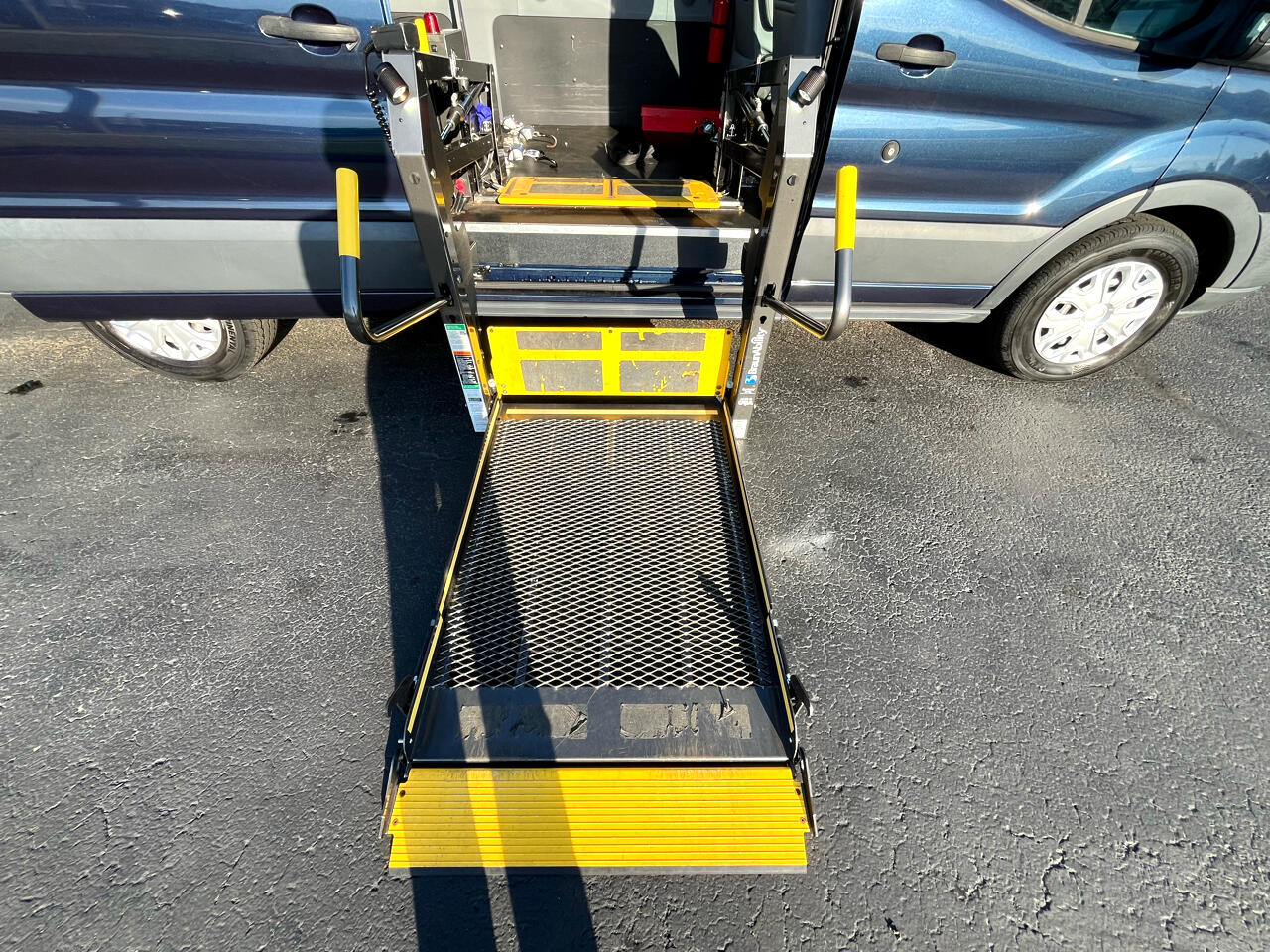 Ford Transit Wagon T-350 148" Med Roof XL Sliding RH Dr 2017