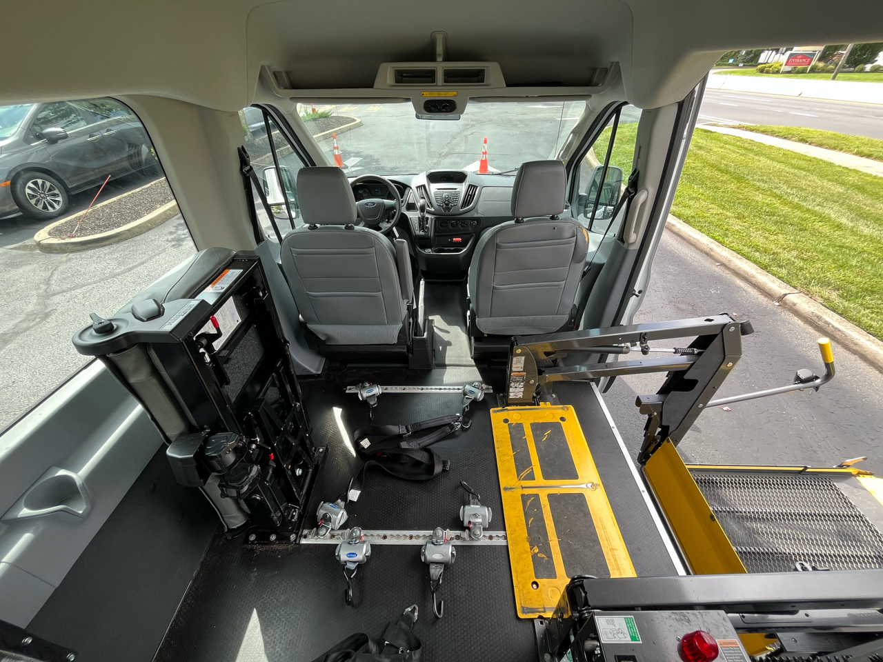 Ford Transit Passenger Wagon T-350 148" Med Roof XL Sliding RH Dr 2019