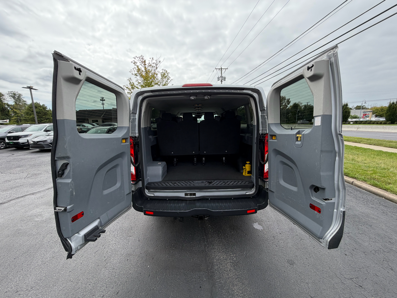 Ford Transit Wagon T-350 148" Low Roof XLT Swing-Out RH Dr 2016