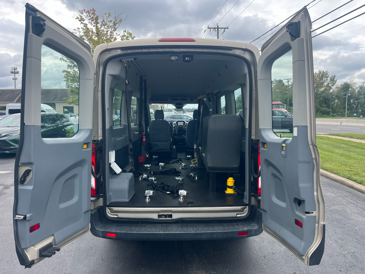 Ford Transit Wagon T-350 148" Med Roof XL Sliding RH Dr 2017