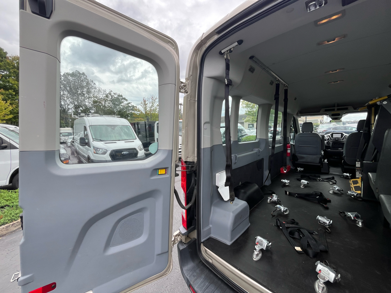 Ford Transit Wagon T-350 148" Med Roof XL Sliding RH Dr 2017