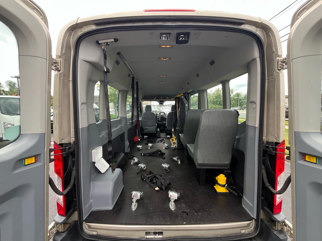 Ford Transit Wagon T-350 148" Med Roof XL Sliding RH Dr 2017