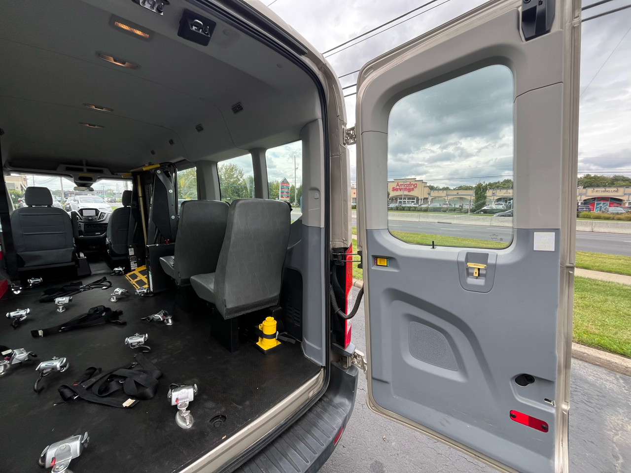 Ford Transit Wagon T-350 148" Med Roof XL Sliding RH Dr 2017