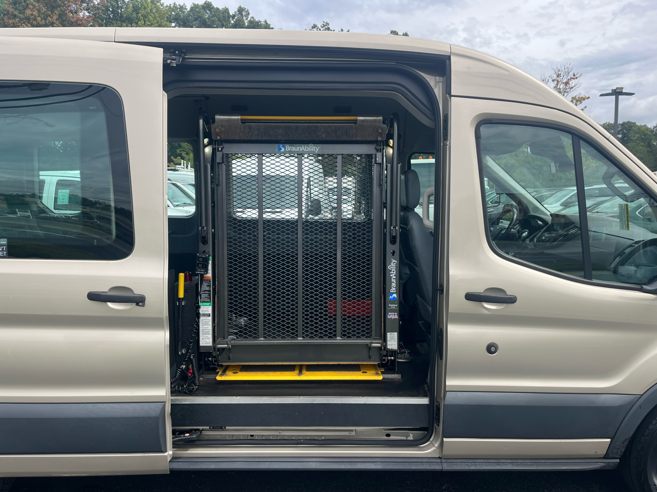 Ford Transit Wagon T-350 148" Med Roof XL Sliding RH Dr 2017