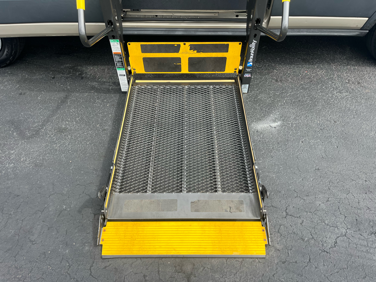 Ford Transit Wagon T-350 148" Med Roof XL Sliding RH Dr 2017