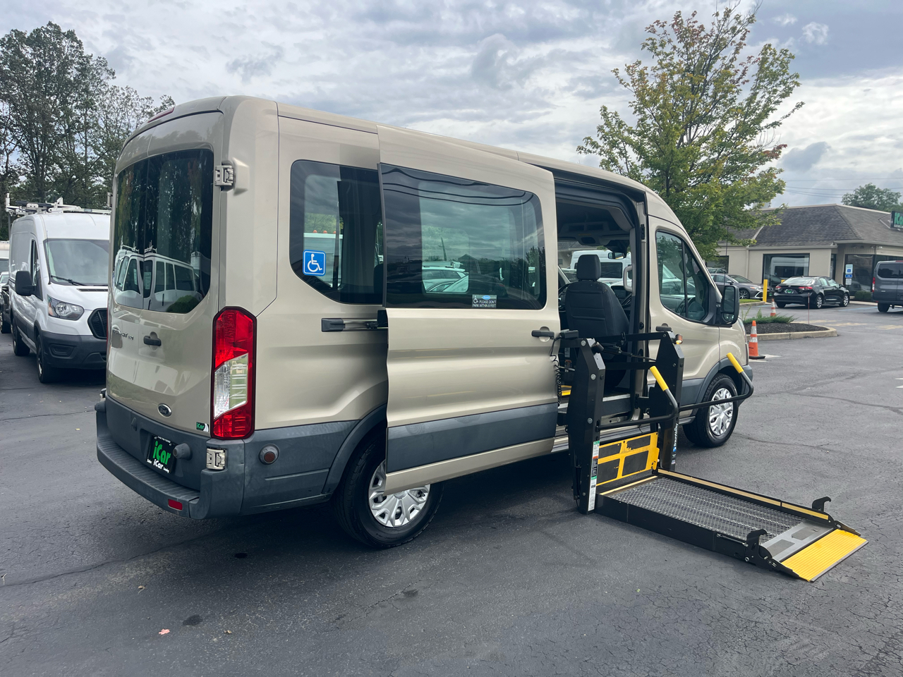 Ford Transit Wagon T-350 148" Med Roof XL Sliding RH Dr 2017