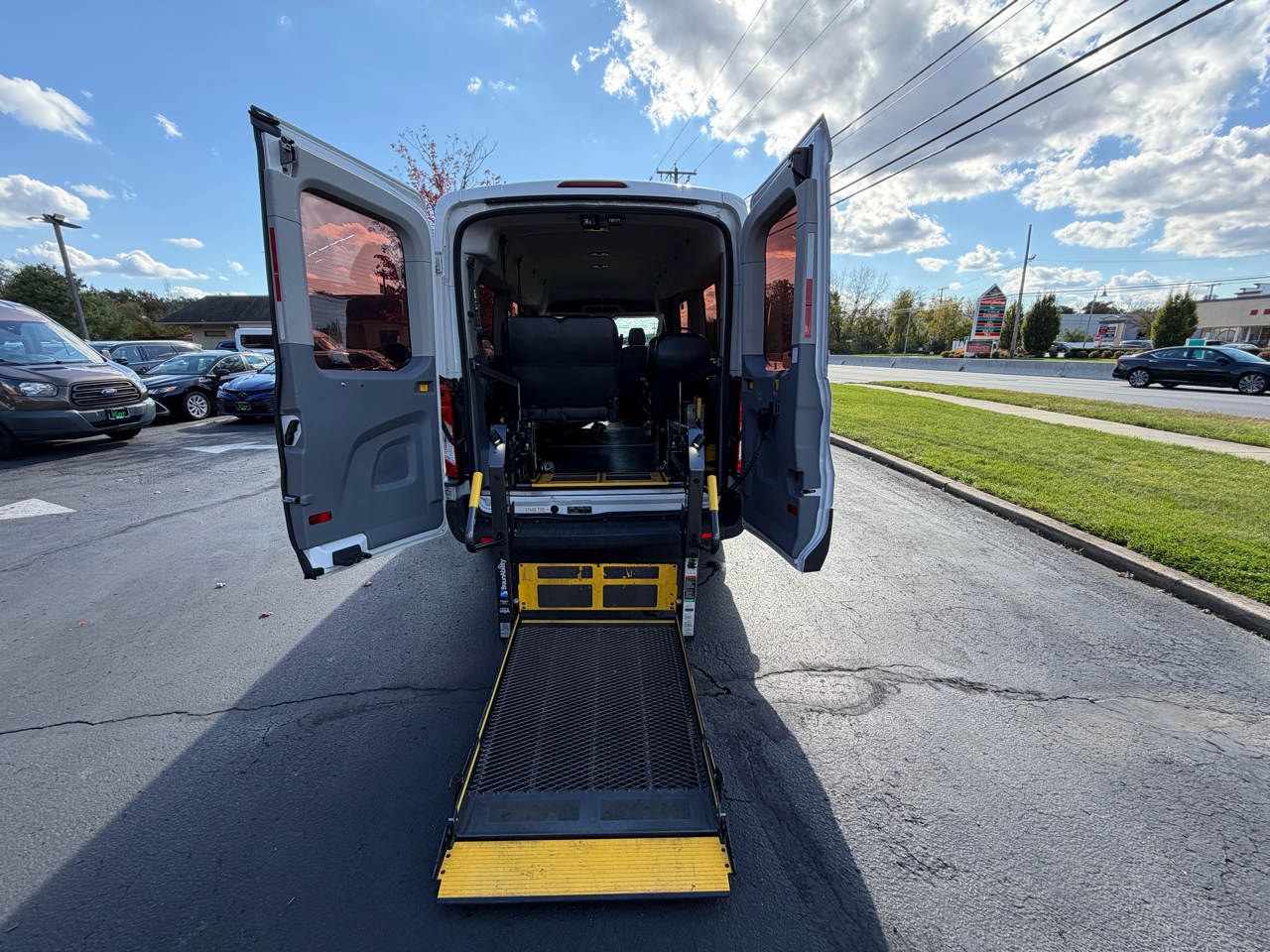 Ford Transit Wagon T-350 148" Med Roof XL Sliding RH Dr 2017