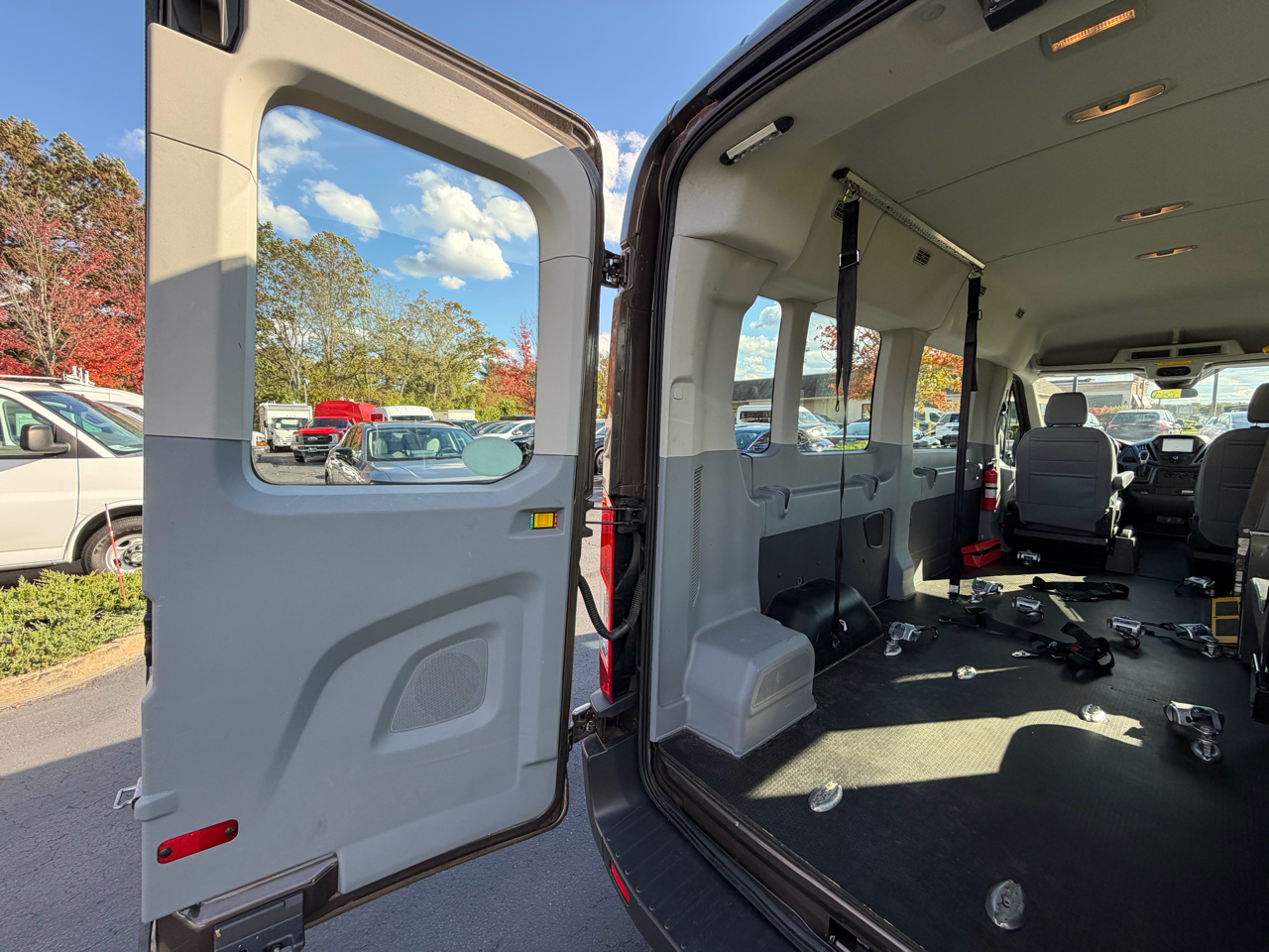 Ford Transit Wagon T-350 148" Med Roof XL Sliding RH Dr 2017