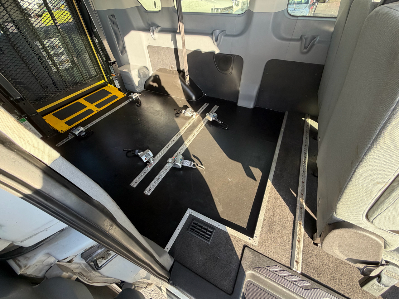 Ford Transit Wagon T-350 148" Med Roof XLT Sliding RH Dr 2015