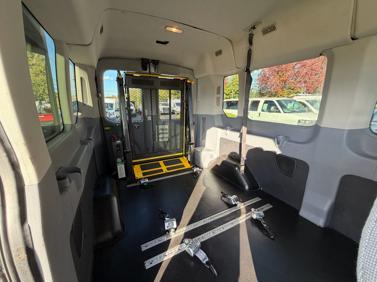 Ford Transit Wagon T-350 148" Med Roof XLT Sliding RH Dr 2015